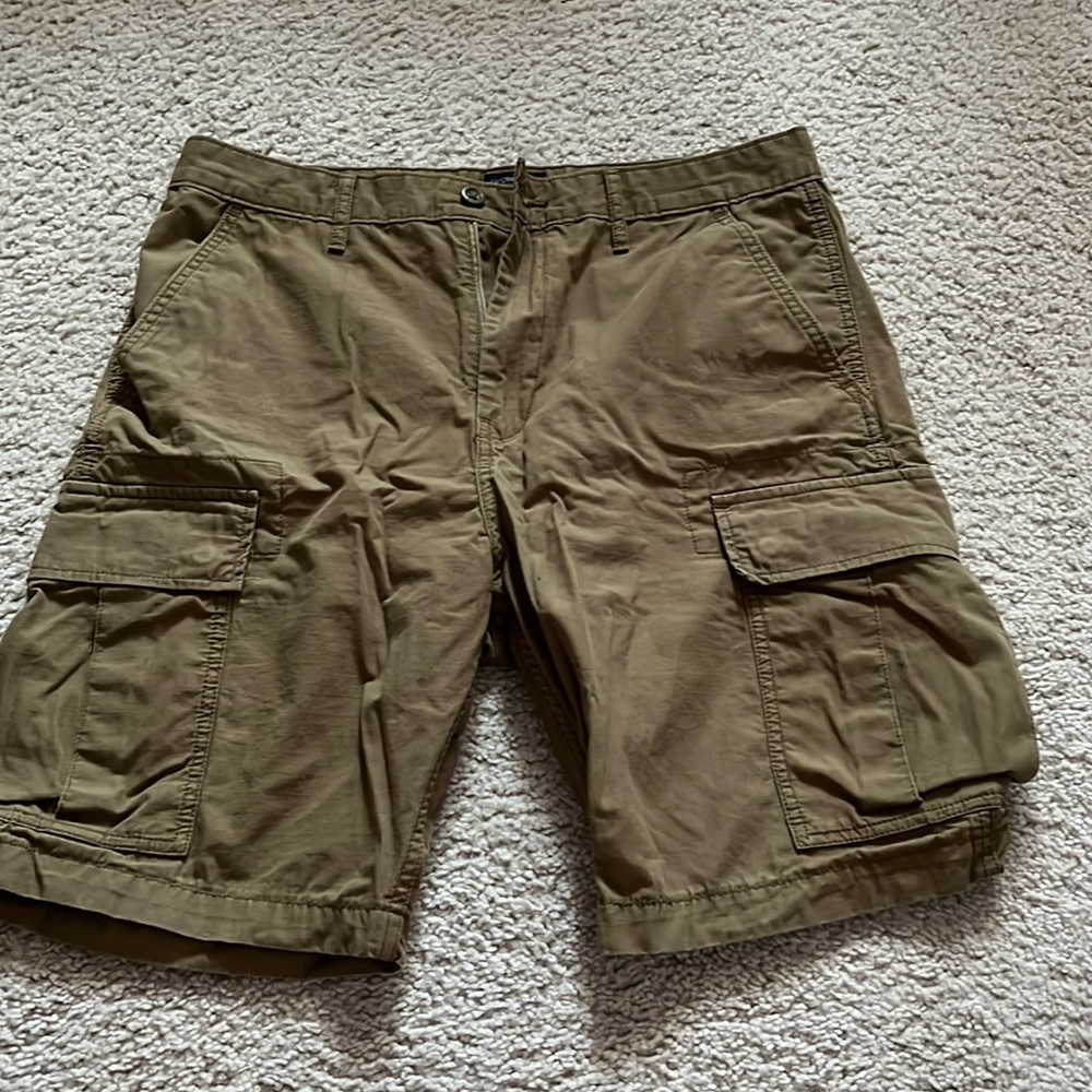 Men’s Levi cargo shorts